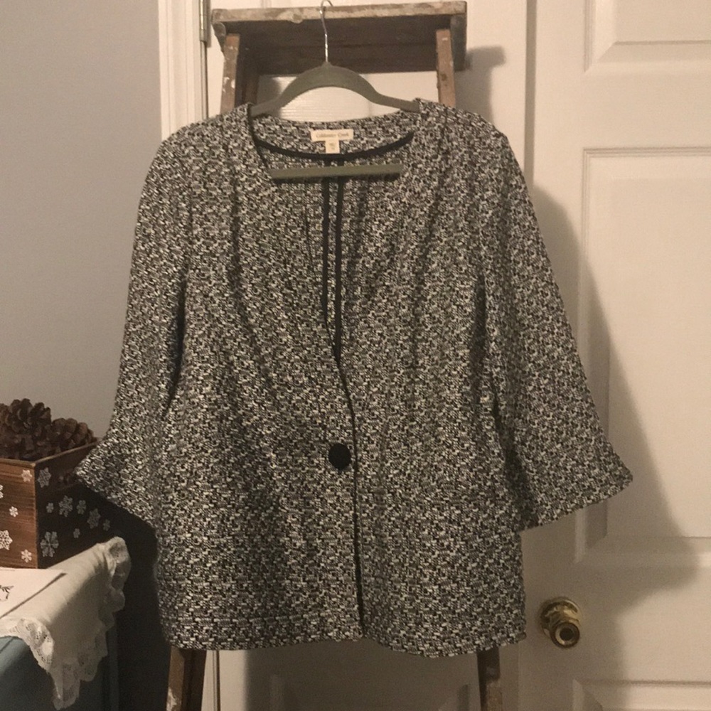 Black and white 3/4 tulip sleeve jacket